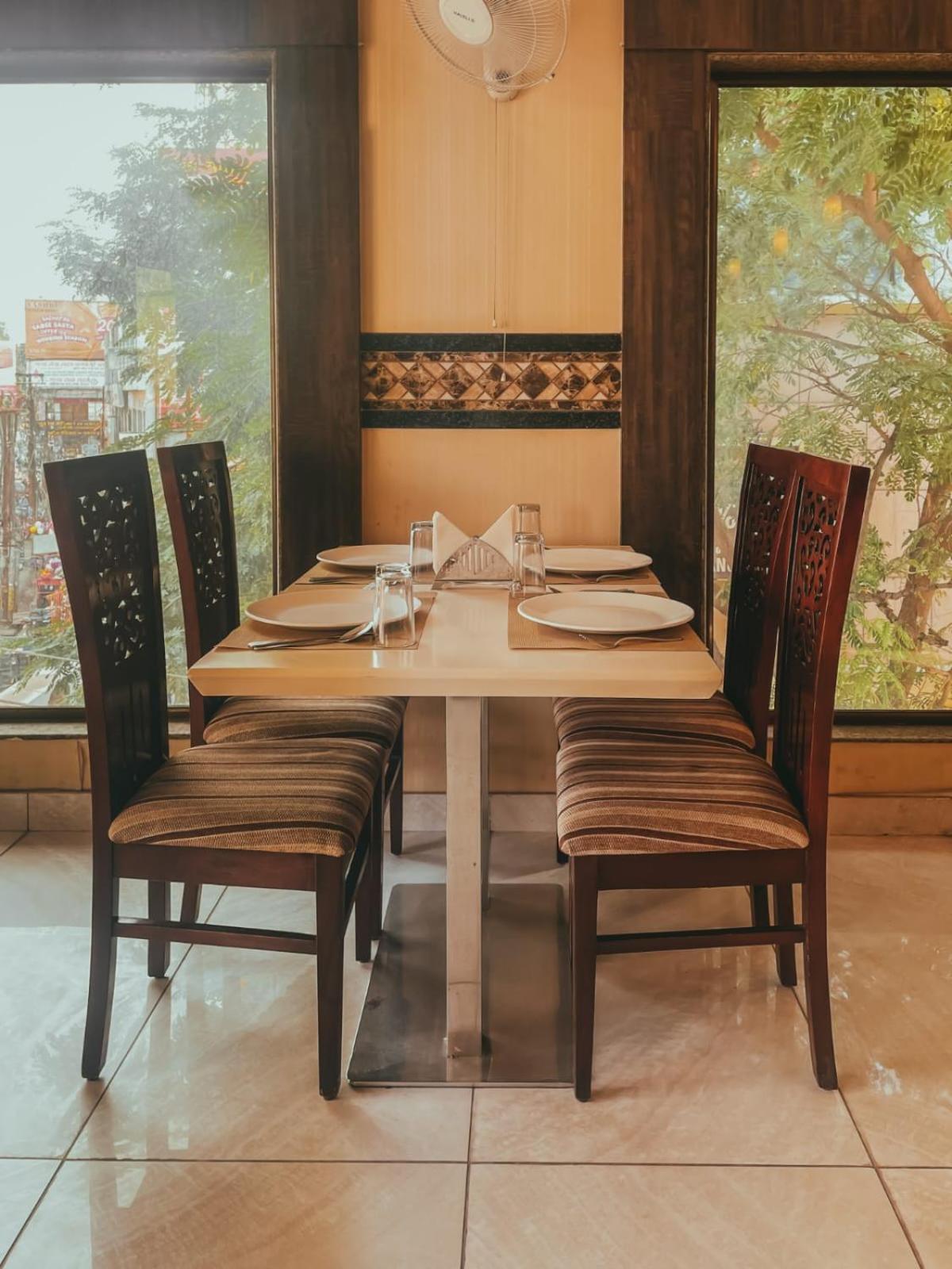 Hotel S L E Residency Varanasi Eksteriør billede